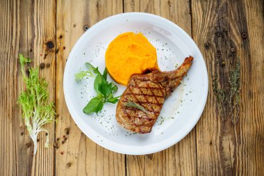 Kızarmış domuz pirzolası ve patates püresi..