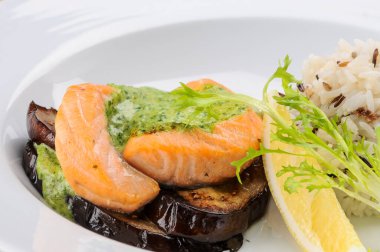 Pilav ve sebzeli somon yemeği..