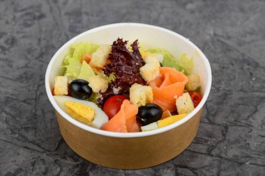 Somon ve taze sebzeli iştah açıcı salata.