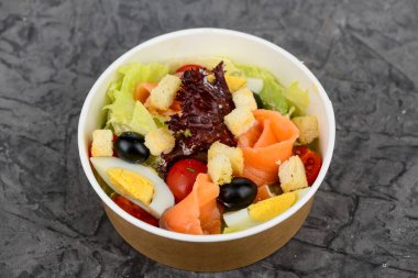 Somon ve taze sebzeli iştah açıcı salata.