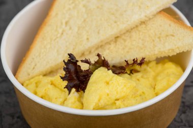 Kabın içinde servis edilen ekmek dilimli omlet.