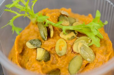 Baharatlı kabak ezmesi küçük bir kabın içine konur.