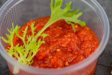 Baharatlı biber ve domates sosu, yakından.