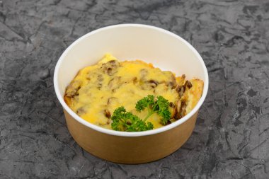 Kremalı sosta pişmiş tavuk ve mantarla servis edilen, folyo kabında servis edilen bir servis tabağı..