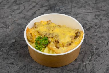 Kremalı sosta pişmiş tavuk ve mantarla servis edilen, folyo kabında servis edilen bir servis tabağı..