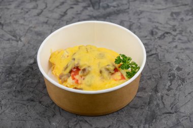 Kağıt kasede servis edilen peynir, mantar ve biberli omlet..