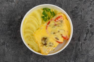 Kağıt kasede servis edilen peynir, mantar ve biberli omlet..