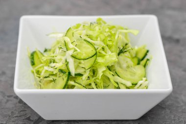 İnce dilimlenmiş salatalık ve doğranmış lahana..