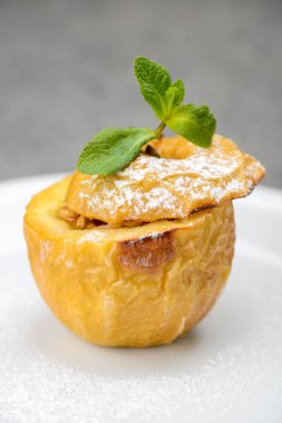 Doldurulmuş elma, nane yaprağı ve pudra şekeriyle doldurulmuş..