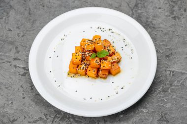 Ballı, susamlı ve naneli kavrulmuş balkabağı küpleri..