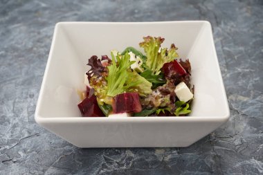 Marul, pancar, peynir ve susam tohumlu salata..