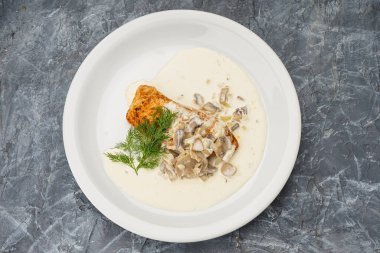 Kremalı soslu mantarla kaplı balık filetosu..