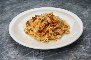 Etli makarna ve rendelenmiş peynir..