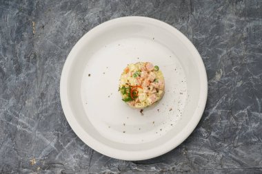 Küçük sebze salatası ve otlar..