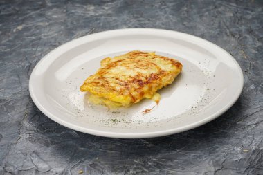 Erimiş peynirli tavuk filetosu. 