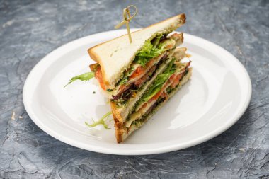 Üç katlı kulüp sandviçi bir şiş ile bir arada tutulur..