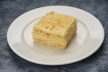 Beyaz tabakta katmanlı sünger keki..