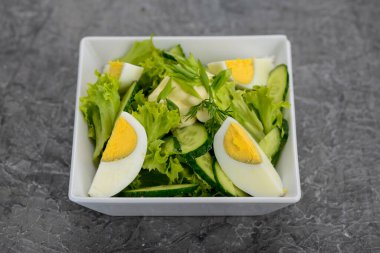 Taze ve sağlıklı salata, marul, salatalık ve haşlanmış yumurta..