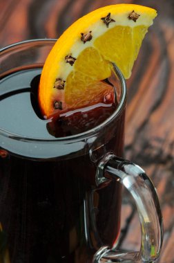 Bir bardak sıcak şarap, bir dilim portakal ve karanfil..