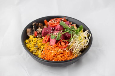 Taze ve renkli bir vejetaryen kase içinde pancar, havuç, mısır ve mantar var..