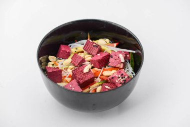 Tofu, sebze, fıstık ve pirinç erişteli sağlıklı bir Asya salatası..