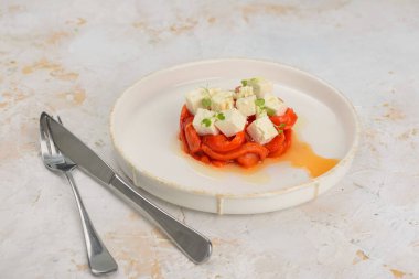 Kızarmış kırmızı biberli gurme aperatifi ve taze mikro-yeşillikli küp beyaz peynir..