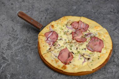 Kırmızı soğanlı ve hafif soslu jambonlu peynirli pizza.  