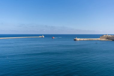 Malta Valletta 'da iki deniz feneriyle Akdeniz' e açılan Grand Harbour kapısı.
