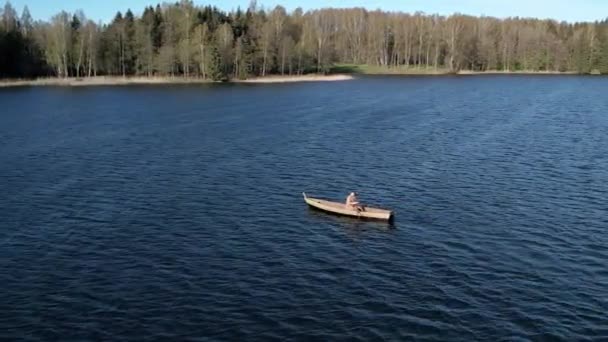 Одинокий Чоловік Веслує Човні Посеред Озера Озеро Плателяй Литва — стокове відео