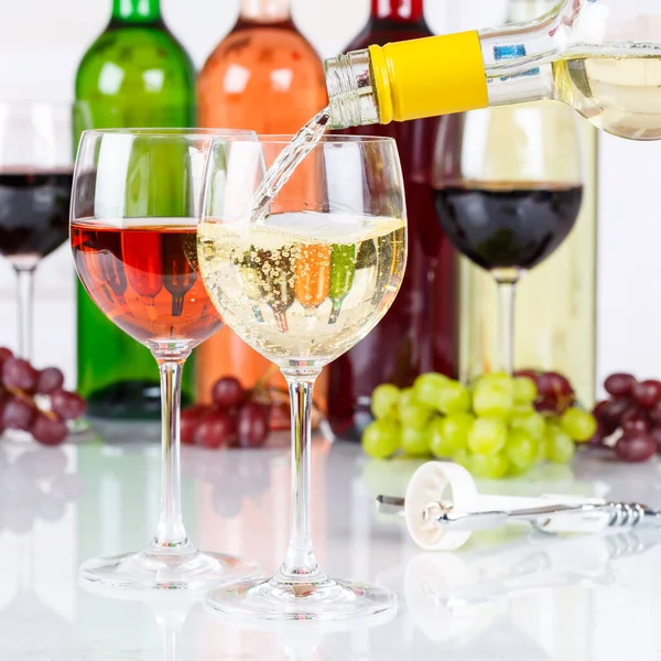 Κρασί Ρίχνει Γυάλινη Φιάλη Λευκά Κρασιά Τετράγωνο Pour Αλκοόλ — Φωτογραφία Αρχείου