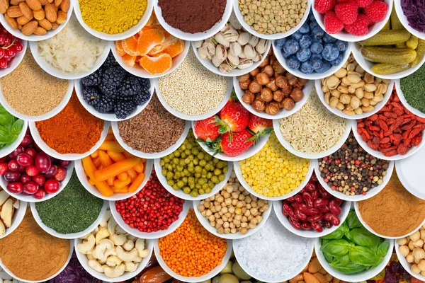 Meyveler ve sebzeler yiyecek arka planda baharatlar yukarıdan gelen meyveler.