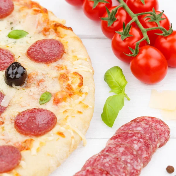 Pizza Pepperoni Salami Ψήσιμο Συστατικά Πλατεία Ξύλο Ξύλινη Σανίδα — Φωτογραφία Αρχείου