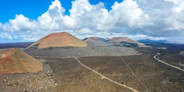 Lanzarote Adası 'ndaki Timanfaya Ulusal Parkı' ndaki volkanlar İspanya 'daki Kanarya Adaları' ndaki hava manzaralı panorama