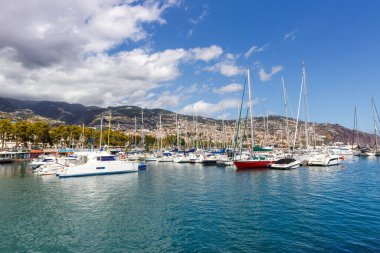 Portekiz 'de Madeira adasında Funchal' da tekneleri olan Marina.