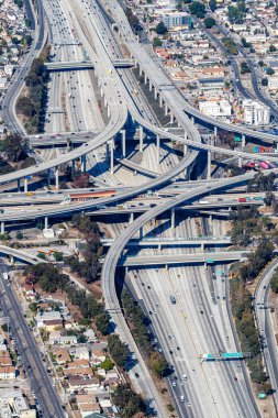 Los Angeles, ABD 'de otoyol kavşağı, liman ve Century çevre yolu trafik şehir portresi formatının hava görüntüsü