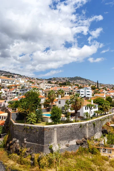 关于葡萄牙马德拉岛旅游肖像格式的首都Funchal的观点 — 图库照片