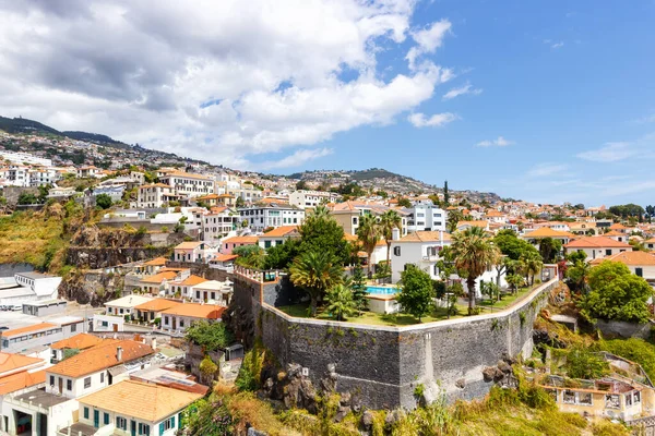 关于葡萄牙马德拉岛首府富查尔市旅游的观点 — 图库照片