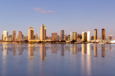 San Diego şehir merkezi, ABD 'de Kaliforniya' da deniz kenarı seyahati ile gökyüzü.