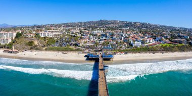 San Clemente California 'nın havadan görünüşü. Amerika Birleşik Devletleri' nde rıhtım ve sahil seyahati manzaralı.