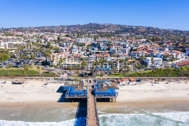 San Clemente California 'nın havadan görünüşü ve Amerika Birleşik Devletleri' nde liman ve sahil seyahati.
