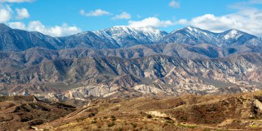 San Gabriel Dağları manzara manzarası Kaliforniya, ABD 'de Los Angeles yakınlarında seyahat ediyor.