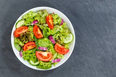 Karışık salata ve taze domatesler sağlıklı yiyecekler üst kattan kopyalanmış fotokopi alanı ile yenir.