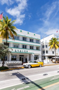 Miami Beach, ABD - 15 Kasım 2022 Avalon Hotel Art Deco mimari tarzı ve klasik araba portresi formatı Miami Beach Florida, ABD.
