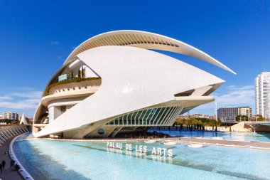Valencia, İspanya - 17 Şubat 2022 Ciutat de les Arts i les Ciencies with Palace of the Arts ile modern mimari Santiago Calatrava Valencia, İspanya.