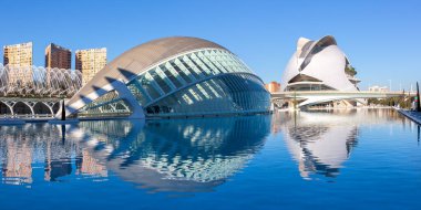 Valencia, İspanya - 18 Şubat 2022 Ciutat de les Arts i les Ciencies Modern mimari Santiago Calatrava Panorama, İspanya.
