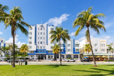 Miami Beach, Amerika Birleşik Devletleri - 15 Kasım 2022 Ocean Drive ile Miami Beach Florida, ABD 'de Art Deco mimari tarzında oteller.