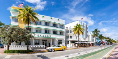 Miami Beach, ABD - 15 Kasım 2022 Avalon Hotel Art Deco mimari tarzı ve klasik araba panoraması Miami Beach Florida, ABD.