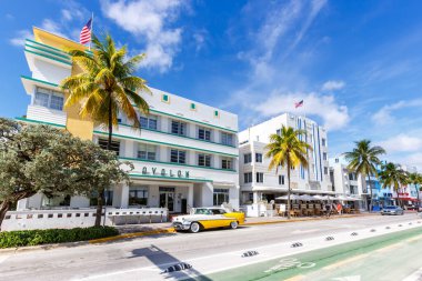 Miami Beach, ABD - 15 Kasım 2022 Avalon Hotel Art Deco mimari tarzı ve klasik araba Ocean Drive, Miami Beach Florida, ABD.
