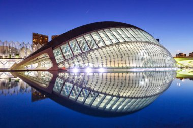 Valencia, İspanya - 17 Şubat 2022 Ciutat de les Arts i les Ciencies with Hemisferic building modern mimarisi Santiago Calatrava tarafından İspanya 'nın Valencia kentinde geceleyin.