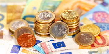 Euro sikkeleri para tasarrufu faturaları ödeme finans banknotları zengin banknot